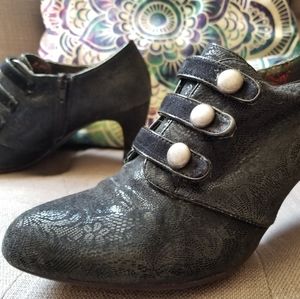 Vintage look booties